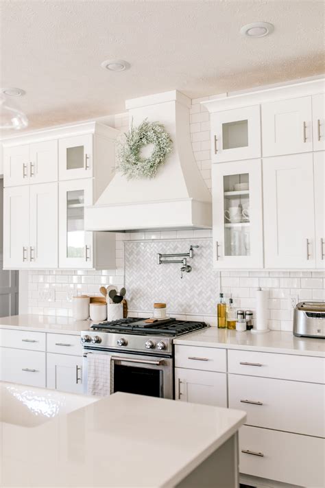 10 Farmhouse Kitchens White Cabinets