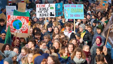 Proteste in über 50 Städten: Tausende Schüler demonstrieren für