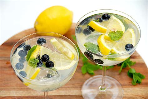 Mocktail Med Hyldeblomst Og Citron Drink Uden Alkohol Madens Verden