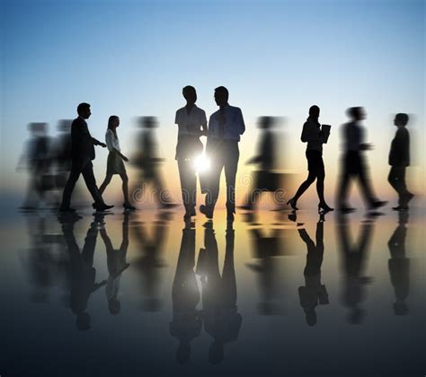 Personas En Movimiento Corriendo Por Una Gran Calle De La Ciudad Un