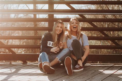 Best Friends Laughing Friends Laughing Women Laughing Laughing Pictures
