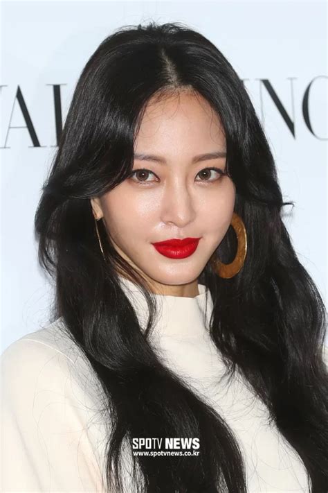 han ye seul returns to the small screen after 4 years join the cast of the queen lives in seoul