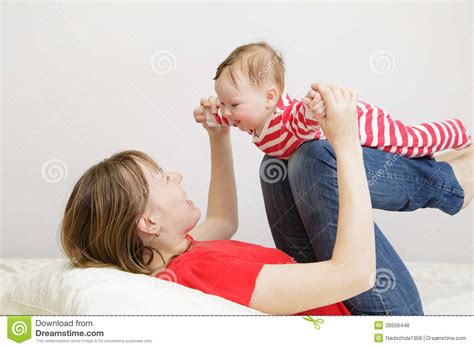 Die kurklinik eigens für sie und ihr kind. Mutter Und Kind, Die Zu Hause Spielen Stockfoto - Bild von ...