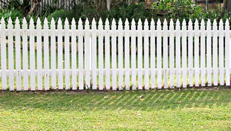 A Simple White Picket Fence Modern Design I 2020