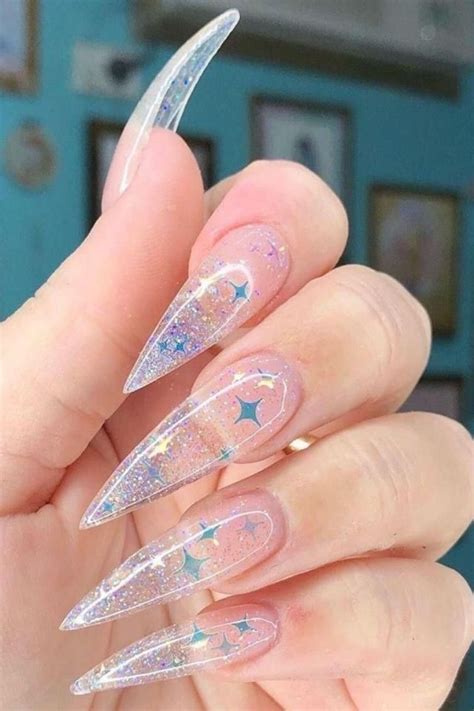 5 diseños de uñas transparentes con brillos que estarán de moda en