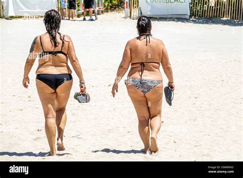Mujeres gordas bikini fotografías e imágenes de alta resolución Alamy