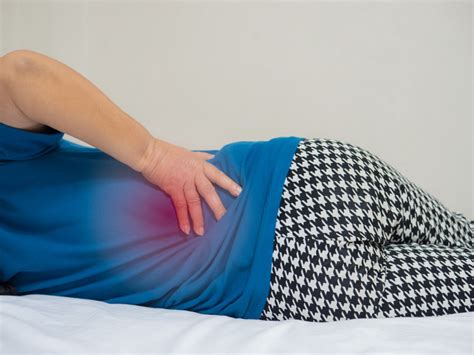 Salah satu pemicu rasa sakit di pinggang sebelah kanan yang paling sering adalah penyempitan tulang belakang. Ini Posisi Tidur yang Baik saat Anda Sakit Pinggang ...