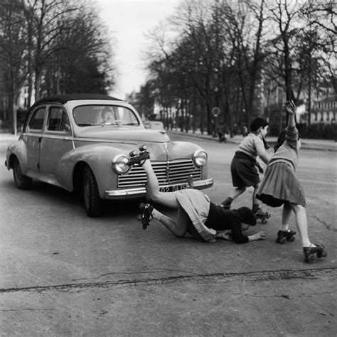 robert doisneau jeunes filles en patins a roulettes chaussee de la muette paris 1955