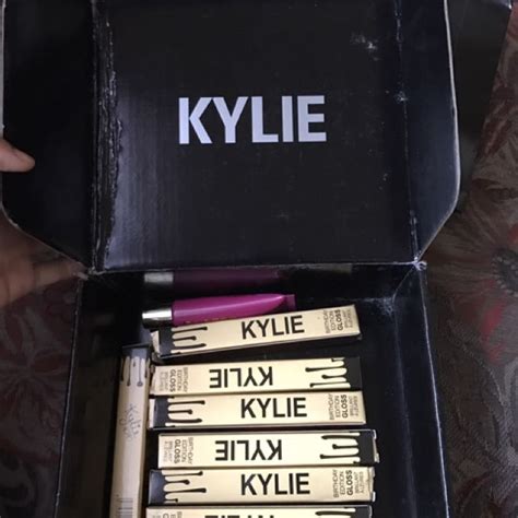 8 Warna Kylie Kit Lipstick Kesehatan And Kecantikan Rias Wajah Di Carousell