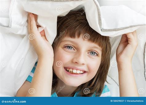 Menina Que Descansa Em Uma Cama Imagem De Stock Imagem De Descanso Pequeno 58429037