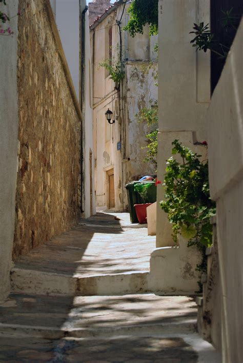 Κρούσματα και θάνατοι σε όλο τον κόσμο. Νάξος σοκακια στη χωρα Photo from Castro in Naxos | Greece.com