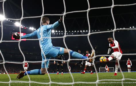 Paul pogba gives away penalty with foul on hector bellerin; Arsenal Vs Manchester United: Player ratings from