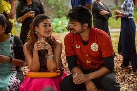 Cast:joseph vijay, nayanthara, jackie shroff, vivek, kathir, daniel balaji, anandraj, devatharshini, yogi 4k movies reviews first of all, atlee has stuck with his usual winning formula for this film also, a different film but the same format, but there is. 35+ Bigil Movie Latest HD Photos & Posters, Wallpapers ...