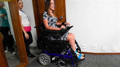 Empresa aérea danifica cadeira de rodas de Mara Gabrilli
