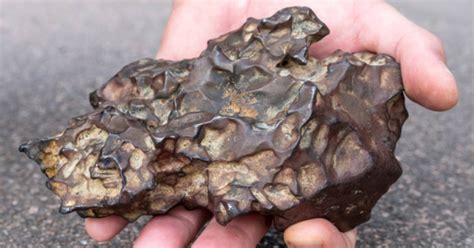 El asteroide, encontrado en el desierto del sáhara en 2020, se formó solo dos millones de años después que el sistema solar y podría ayudar a entender cómo se originó la tierra. ¿Cuántos kilos de meteoritos caen a la Tierra en un año ...