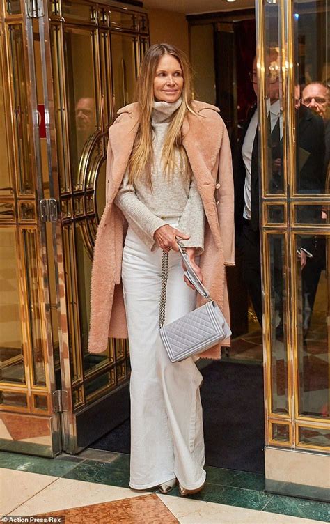 That S How She Rolls Elle Macpherson Pictured Flaunted Her Famous Figure In Chic Winter