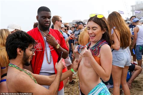 Wild College Students On Spring Break Descend Upon South Padre Texas Daily Mail Online