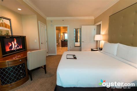 The most beautiful suites, the personalized service, the. The One-Bedroom Suite at Signature at MGM Grand | Oyster ...
