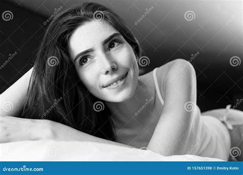 Junge Rothaarige Halb Nackt Auf Dem Bett Liegend Stockfoto Bild Von Aufwerfung Sinnlich