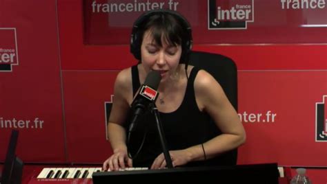 Jeanne Cherhal chante "Pour que tu m'aimes encore" de Céline Dion