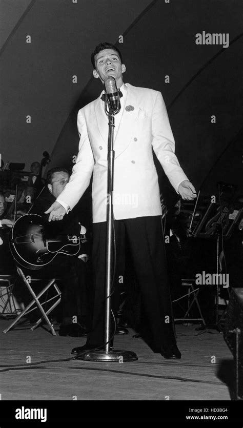 Frank Sinatra Circa 1947 Stock Photo Alamy