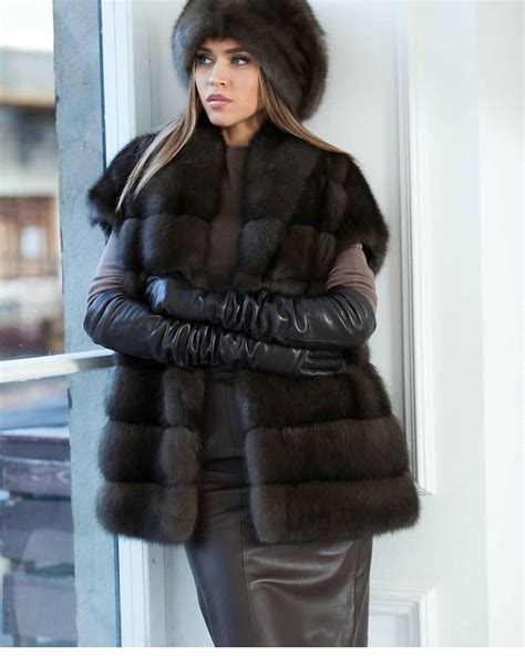 Kuvan Mahdollinen Sis Lt Henkil Seisoo Fur Outfits Fashion