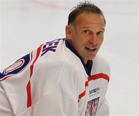 The buffalo sabres retire dominik hasek's #39 jersey prior to a game against the detroit red wings. Hašek a Reichel vstoupí při květnovém MS do Síně slávy ...