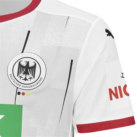 Das neue deutschland heimtrikot für die fußball euro 2021 ist wie üblich in weiß gehalten und besteht ansonsten vorwiegend aus schmalen schwarzen querstreifen. Puma Deutschland DHB Trikot 2020/2021 Heim - Hier ...