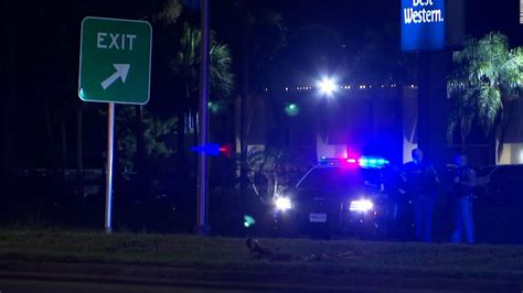 Daytona Beach Police Officer Shot Manhunt Continues Cnn