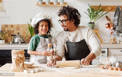 Padre E Hijo Negros Positivos Cocinando Juntos Foto De Stock Y Más