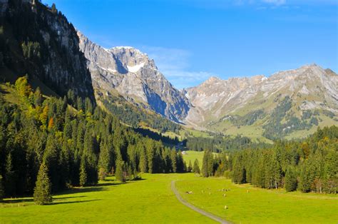 Obwalden vacation packages & tickets. Фотография Швейцария Obwalden Engelberg Горы Природа 2592x1722