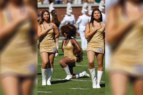 Kneeling Cheerleader Goes Viral Video