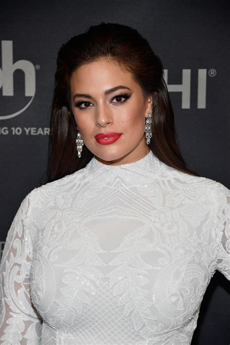plus size model ashley graham s sexy mirror snap leaves fans stunned could you be any more
