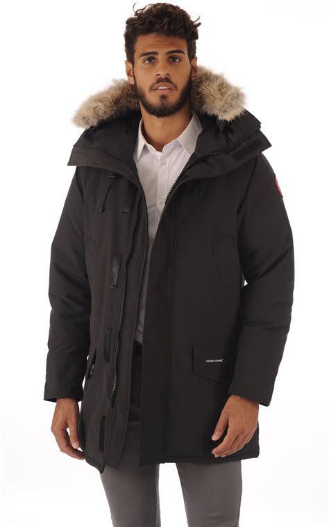 Originally worn by the canadian mounted police, the toronto based brand designs pratical winter jackets with a stylish twist. Parka Langford Noir Canada Goose - La Canadienne ...