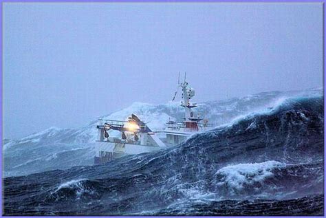 A Fishing Ship Caught In The Middle Of A Storm 10 Pics Ocean
