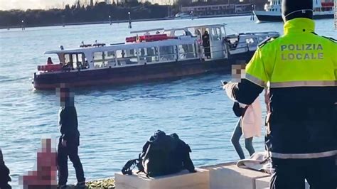 turista expulsada de venecia por tomar el sol en topless en un monumento a los caídos