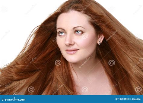 Portrait Eines Mädchens Mit Dem Roten Langen Haar Stockfoto Bild von erwachsener porträt