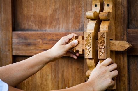 Mano De Mujer Abriendo Cerrando La Puerta De Madera En Estilo Vintage