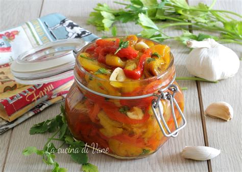 Sullo scaffale delle vostre conserve autunnali non possono di certo mancare, una vera delizia culinaria che arricchirà i vostri pasti invernali con il sapore rotondo e corposo che caratterizza questi buonissimi ortaggi. PEPERONI SOTT'OLIO da conservare o da mangiare subito, un ...