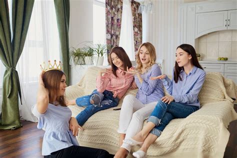 Novias Que Encuentran A Los Amigos Que Hablan En El Cuarto Imagen De Archivo Imagen De Vivir