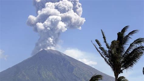 Mount agung in bali erupted on thursday evening, january 10, at 17:55. Bali Volcano Mount Agung Eruption Phase Returns - engteco ...
