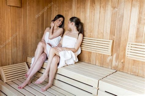 Młode Kobiety W Saunie — Zdjęcie Stockowe © Boggy22 70697393