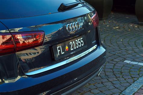 Wenn sie ein neues oder gebrauchtes fahrzeug. Auto Mit Kennzeichen Von Und Zu Liechtenstein Stockfoto ...