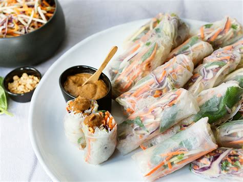 Sommerrollen gehen einfach immer, sind gesund, lecker und vielseitig. Thai Sommerrollen mit Erdnuss-Soße | Rezept mit Video ...