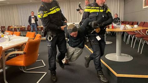 Politie Grijpt In Bij Actie Tegen Zwarte Piet Tijdens Raadsvergadering Emmen RTV Drenthe