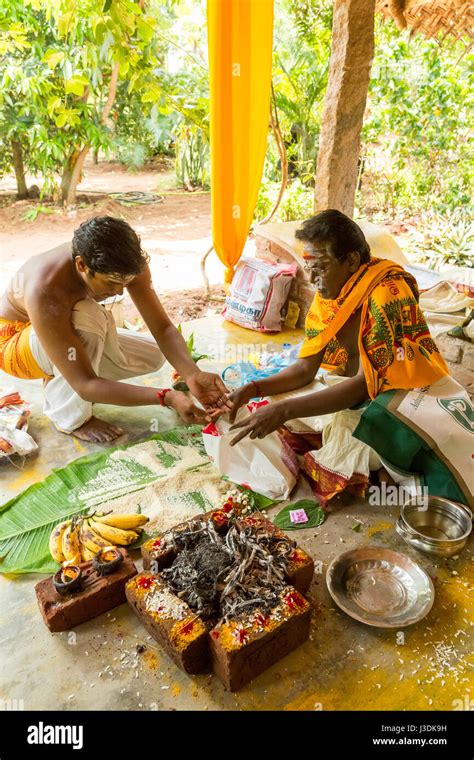 Dokumentarische Bild Pondichery Tamil Nadu Indien 27 Mai 2014 Puja Thila Homa Mit French