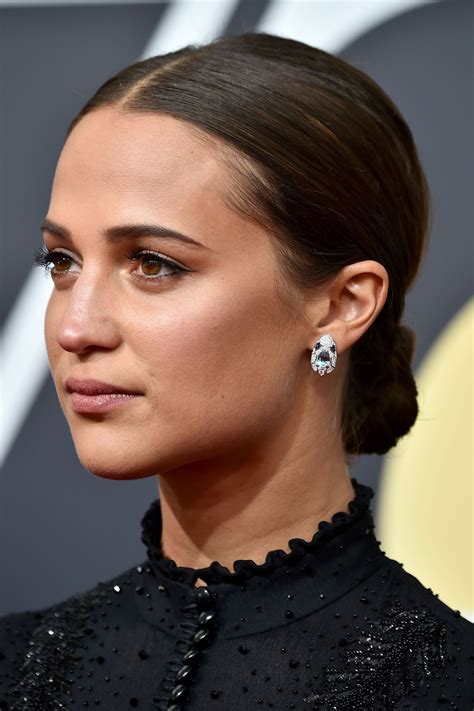 Best Beauty Looks At The Golden Globes 2018 British Vogue Alicia
