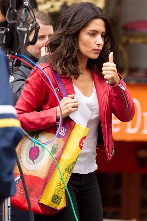 Life, fairly legal, person of interest gibi diziler sayesinde ünlenmiştir. Sarah Shahi on Set of TV Series Drew in New York City 03 ...
