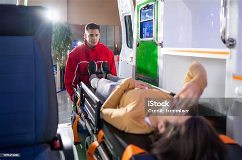 photo libre de droit de un ambulancier paramédical transporte une femme victime dun accident