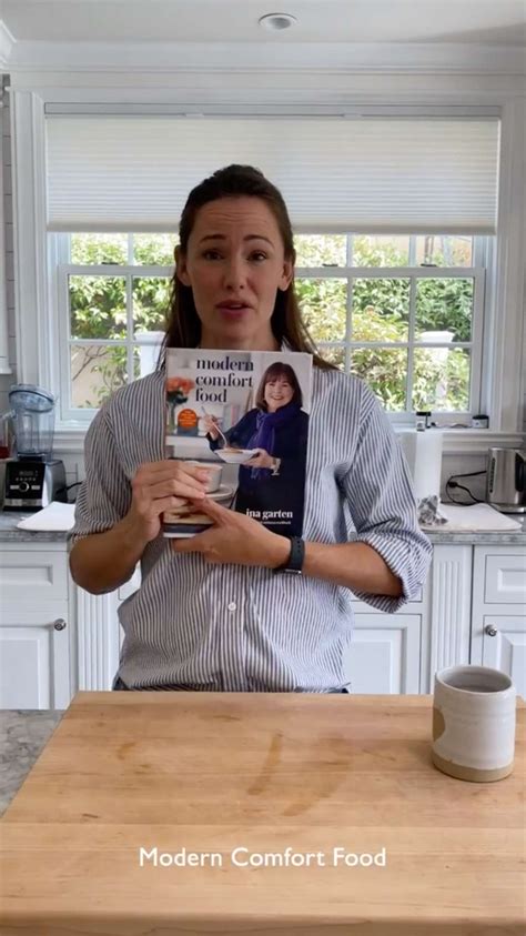 Jennifer Garner Pays Sweet Tribute To Ina Gartens New Cookbook On Her Pretend Cooking Show